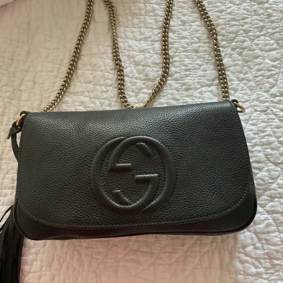 Gucci Soho flap bag. Black Crossbody Bag with Gold Chain & tassel - Picture 3 of 11